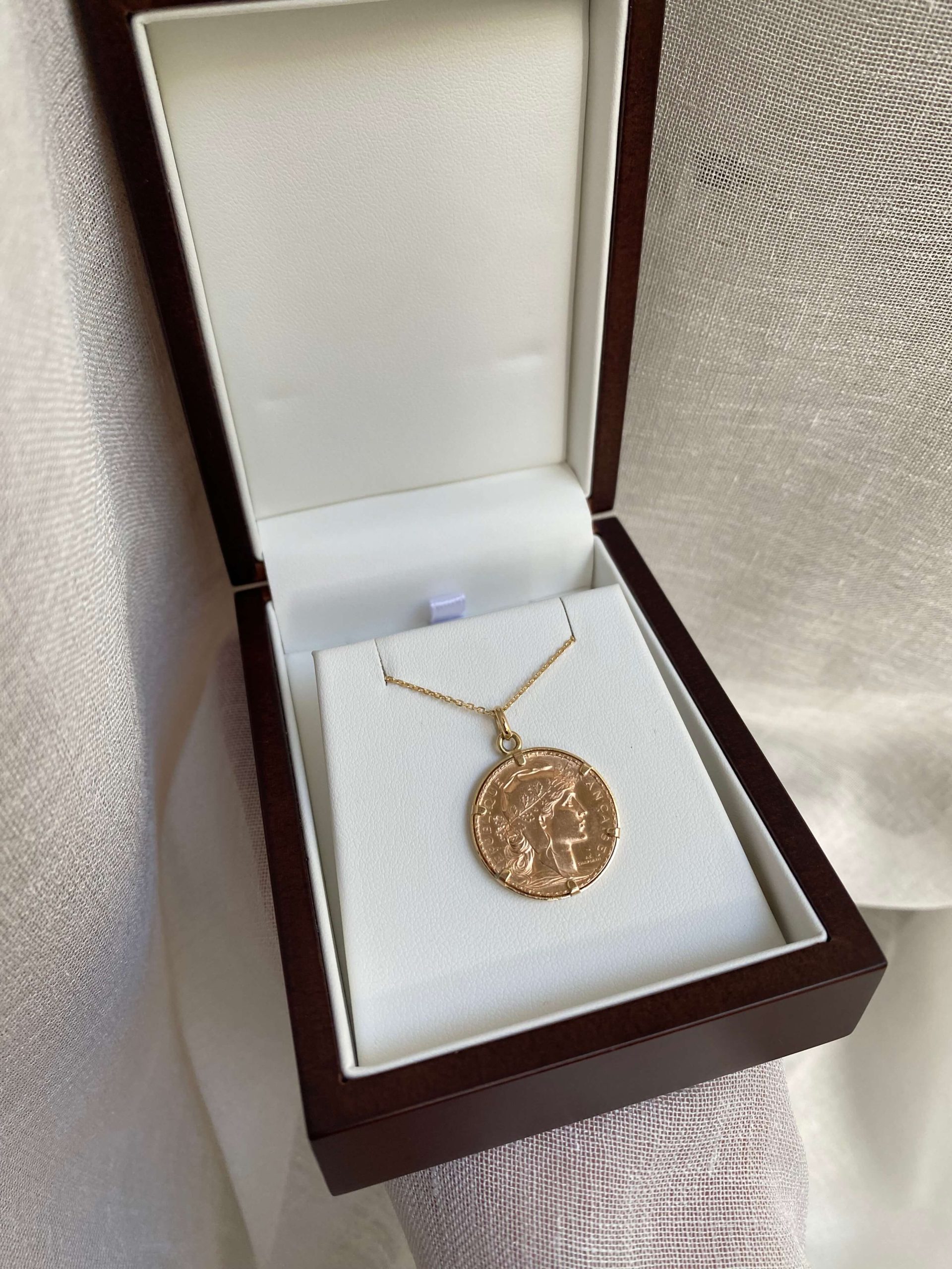 https://la-rouennaise.4beez.link/wp-content/uploads/2024/08/Pendentif-Marianne-scaled.jpg