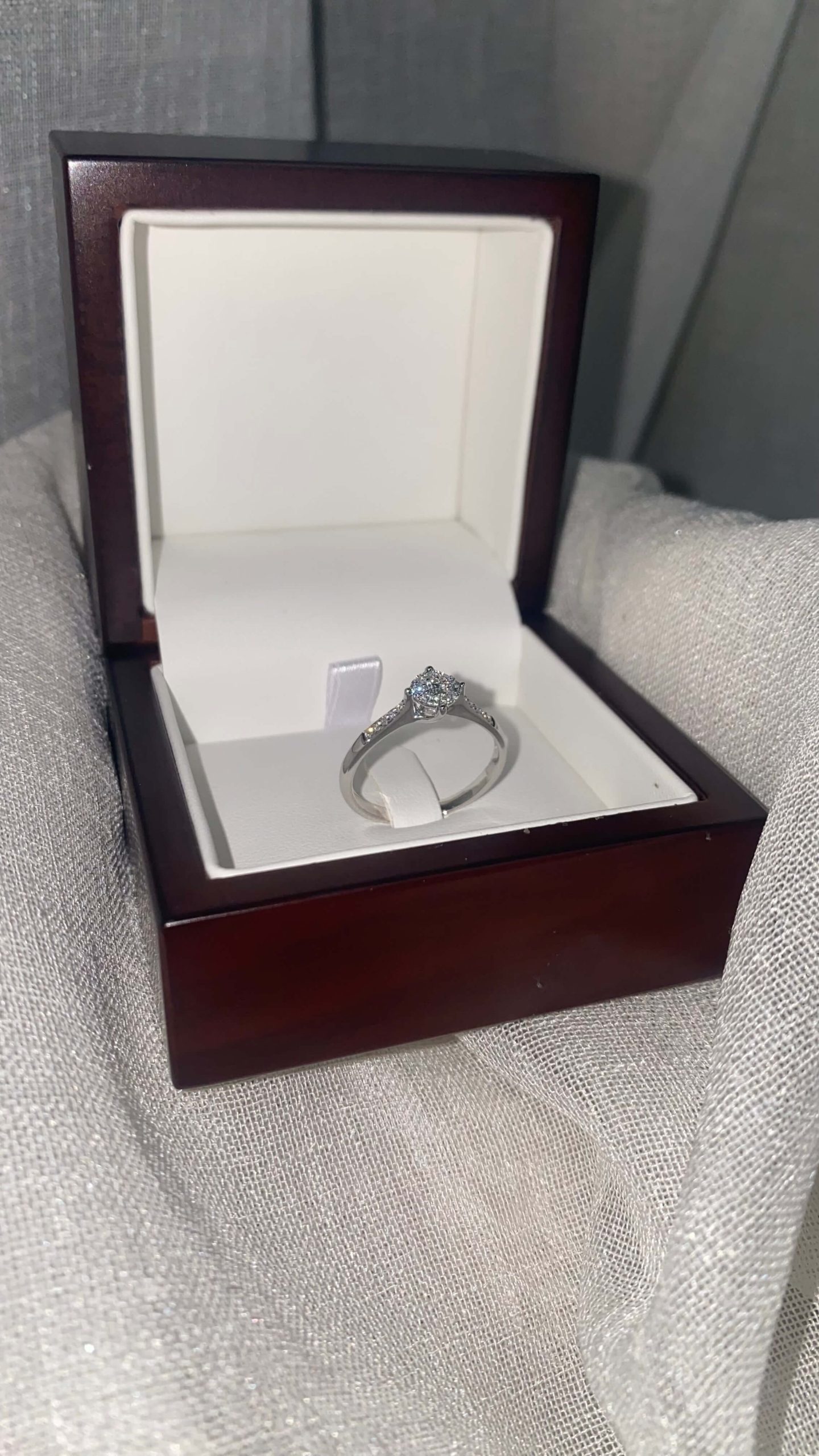 https://la-rouennaise.4beez.link/wp-content/uploads/2024/08/bague-argent-diamant-scaled.jpg