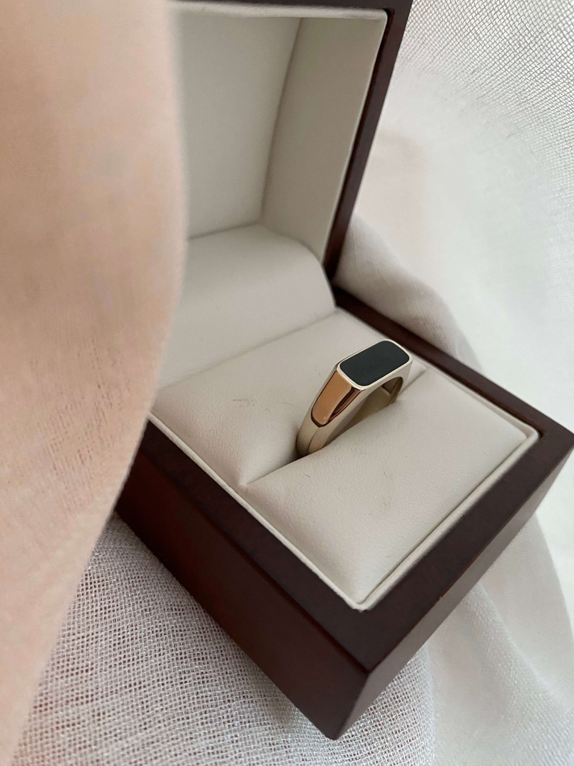 https://la-rouennaise.4beez.link/wp-content/uploads/2024/08/bague-l-onyx-scaled.jpg