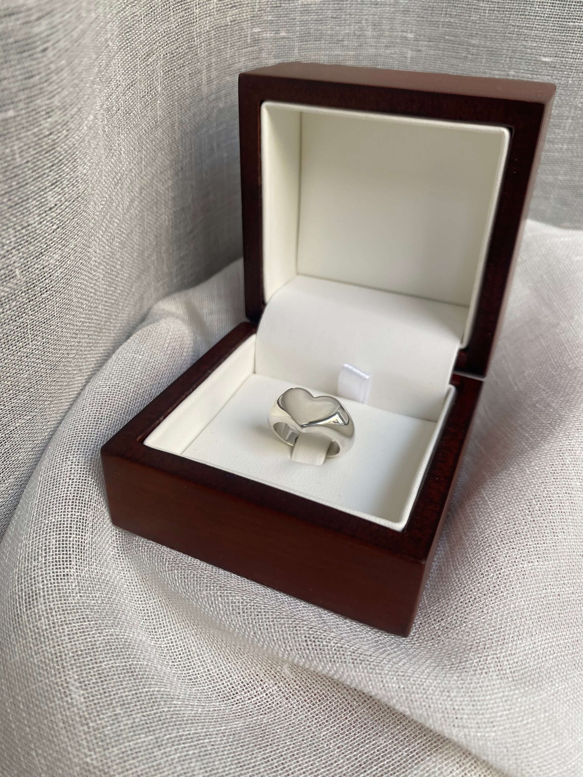https://la-rouennaise.4beez.link/wp-content/uploads/2024/10/Bague-Coeur-en-Argent-scaled.jpg