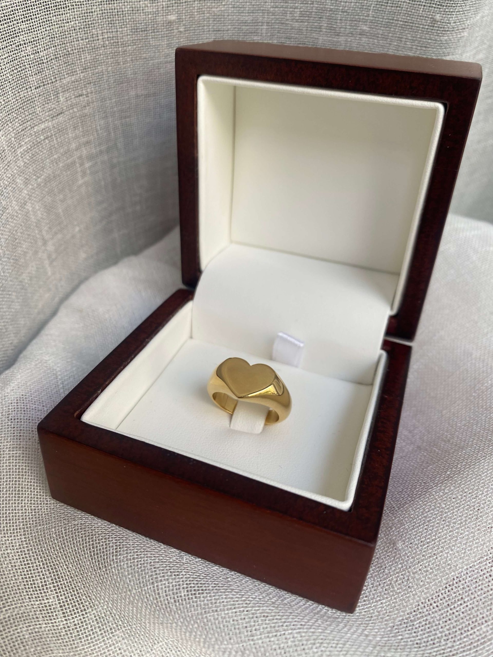 https://la-rouennaise.4beez.link/wp-content/uploads/2024/10/Bague-Coeur-en-or-scaled.jpg