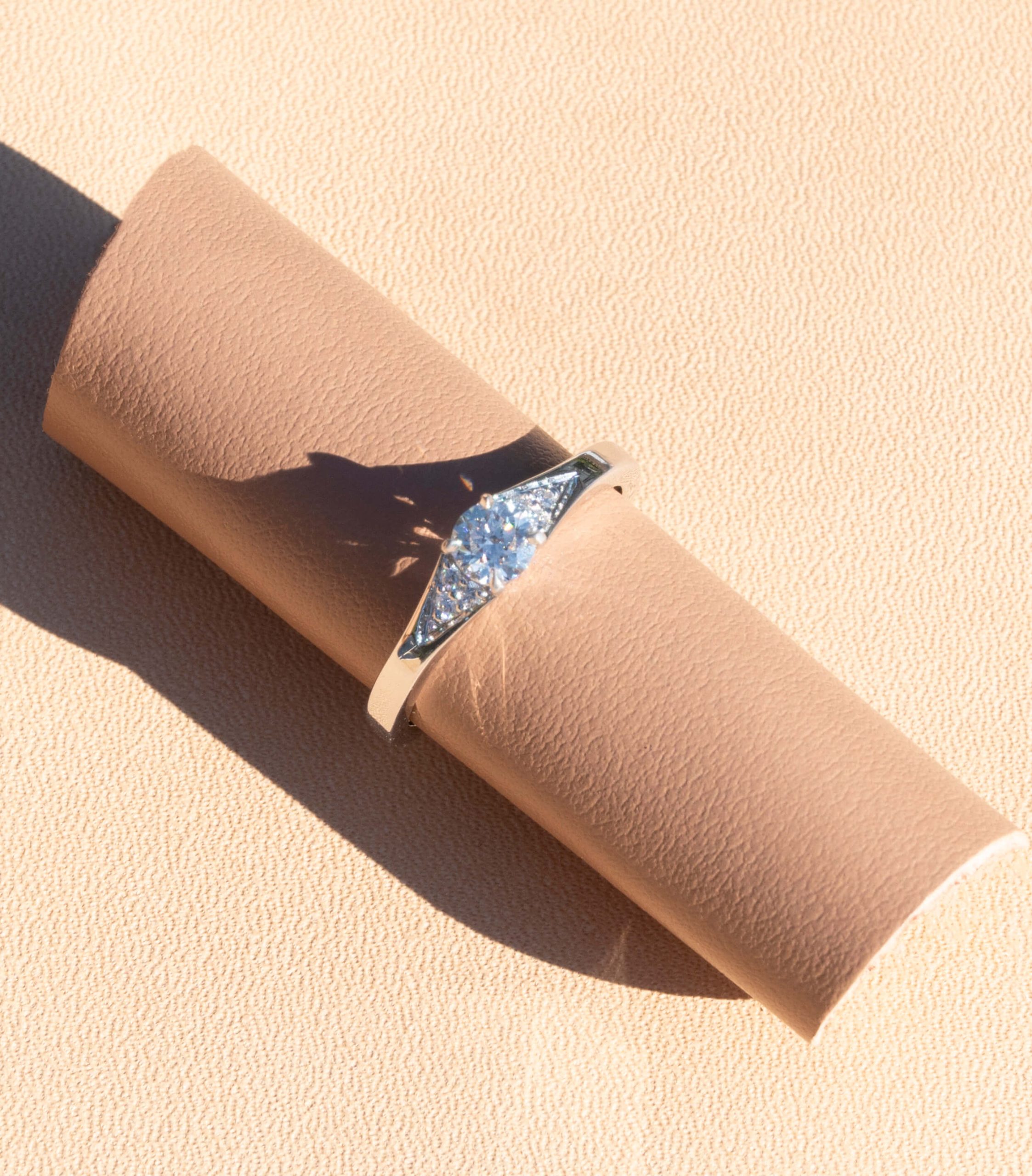 https://la-rouennaise.4beez.link/wp-content/uploads/2024/10/Solitaire-Diamant-Boussole-scaled.jpg
